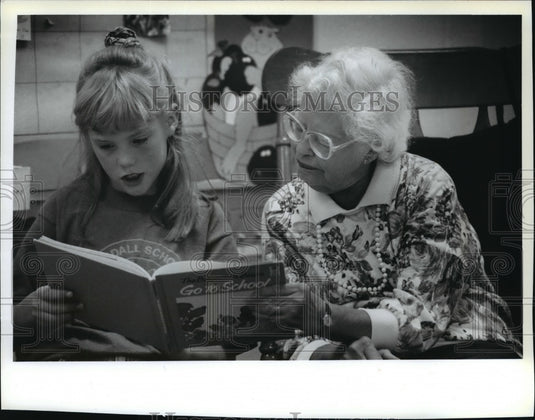 1993 Press Photo Pat Hall works w/ Kate Fahje in second grade classroom,Waukesha - Historic Images