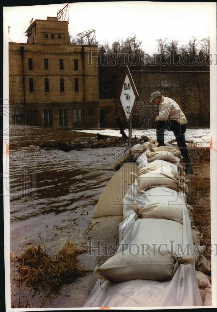 1993 Press Photo Richard Melson checks sandbags along Rock River dam, Watertown - Historic Images