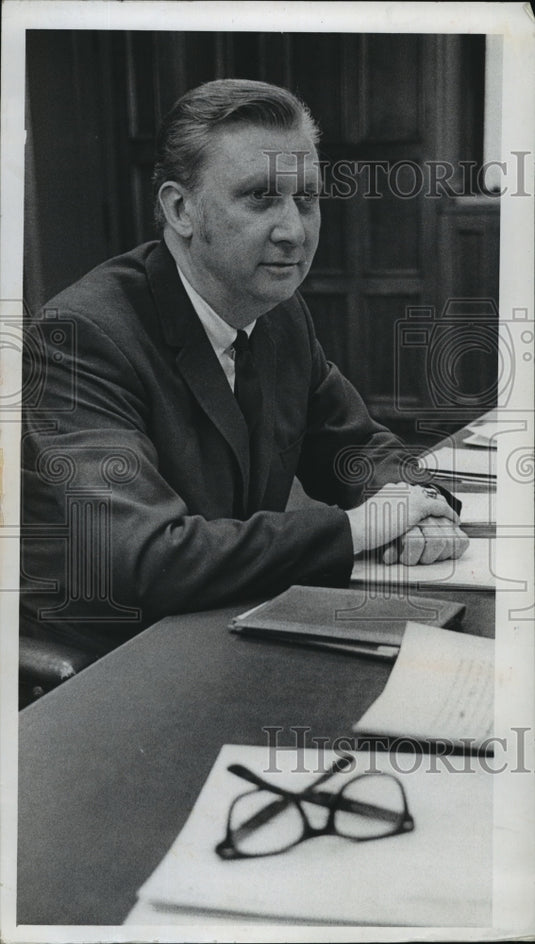 1971 Press Photo Judge Ernst John Watts negotiates between city & police dept. - Historic Images