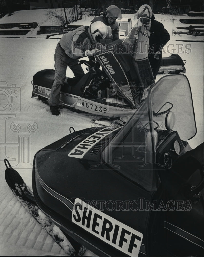 1986 Press Photo David Bunker, Waukesha Sheriff&#39;s Dept., inspects a snowmobile - Historic Images