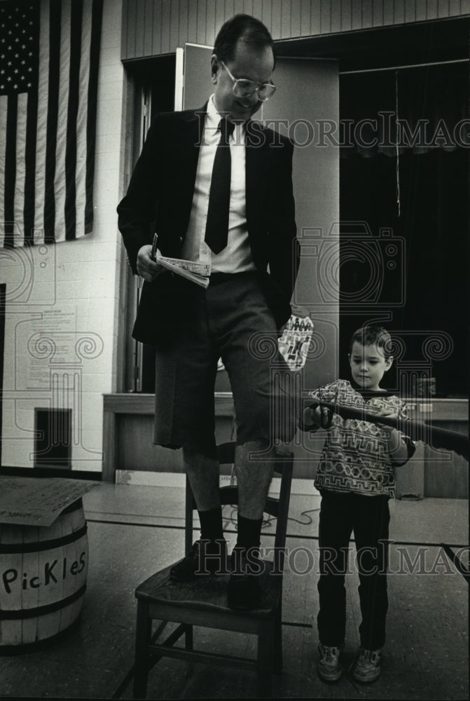 1990 Press Photo Casey Carlsen cutting Principal Dale Heinen&#39;s pants - mja25799 - Historic Images