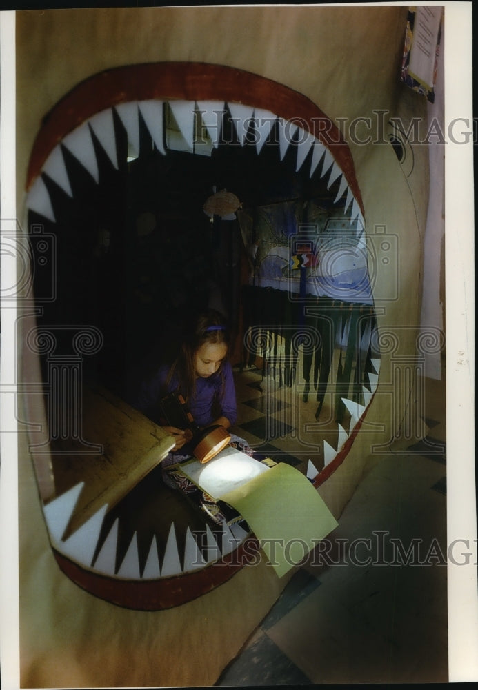 1993 Press Photo B. Lauersdorf studies sharks at Waukesha Hawthorne Elementary - Historic Images