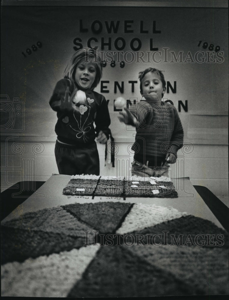 1989 Press Photo Angela Schmidt and Nathan Jung tried tried out a game, Waukesha - Historic Images