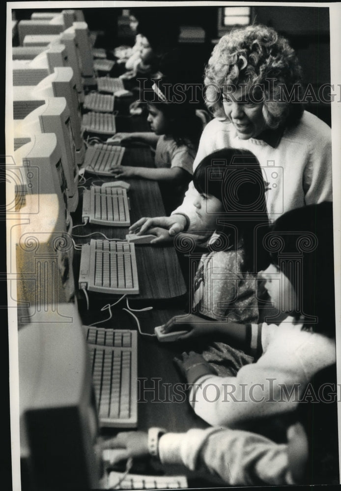 1991 Press Photo Teacher Connie Laughlin helps class at their computers,Waukesha - Historic Images