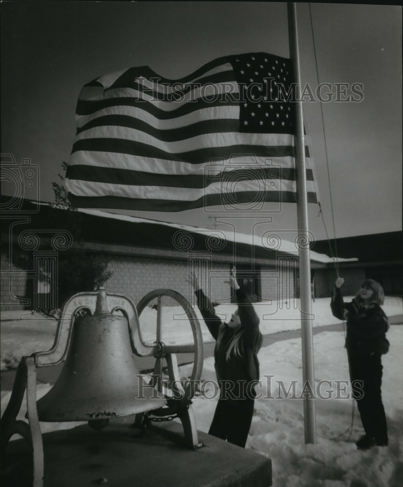 1994 Press Photo Students lowering the flag at a school in Washington Island - Historic Images