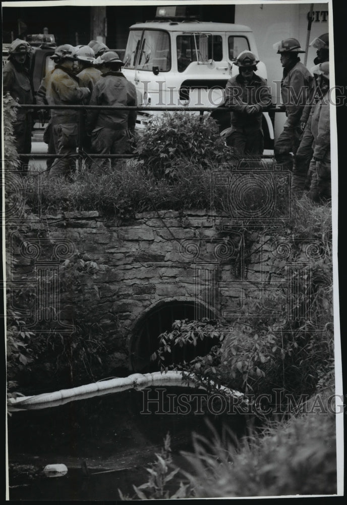 1993 Press Photo Waukesha firefighters stop oily slick from flowing into sewer - Historic Images