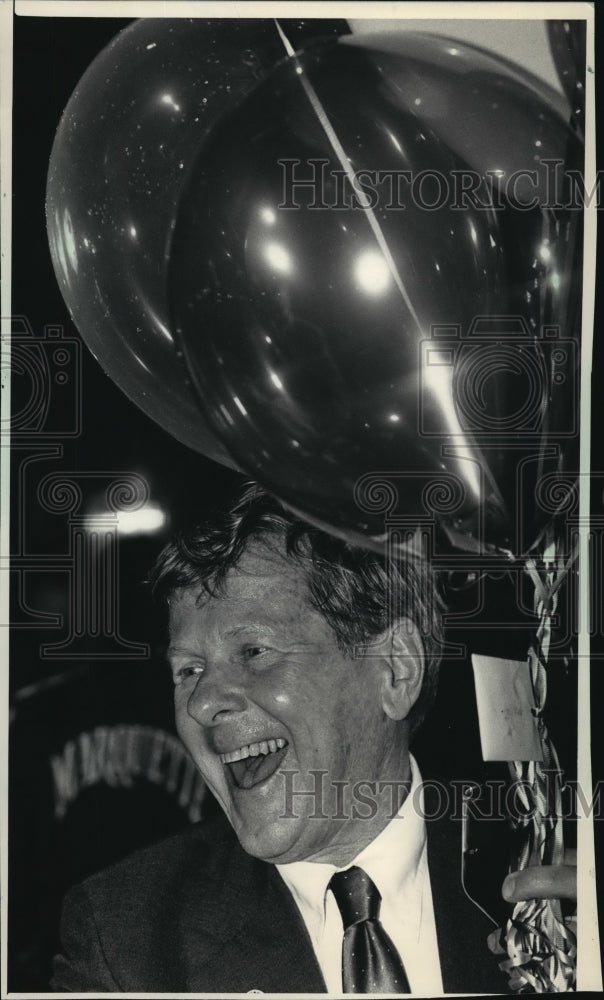 1986 Press Photo George Watts during campaign party at Sheraton North Hotel - Historic Images