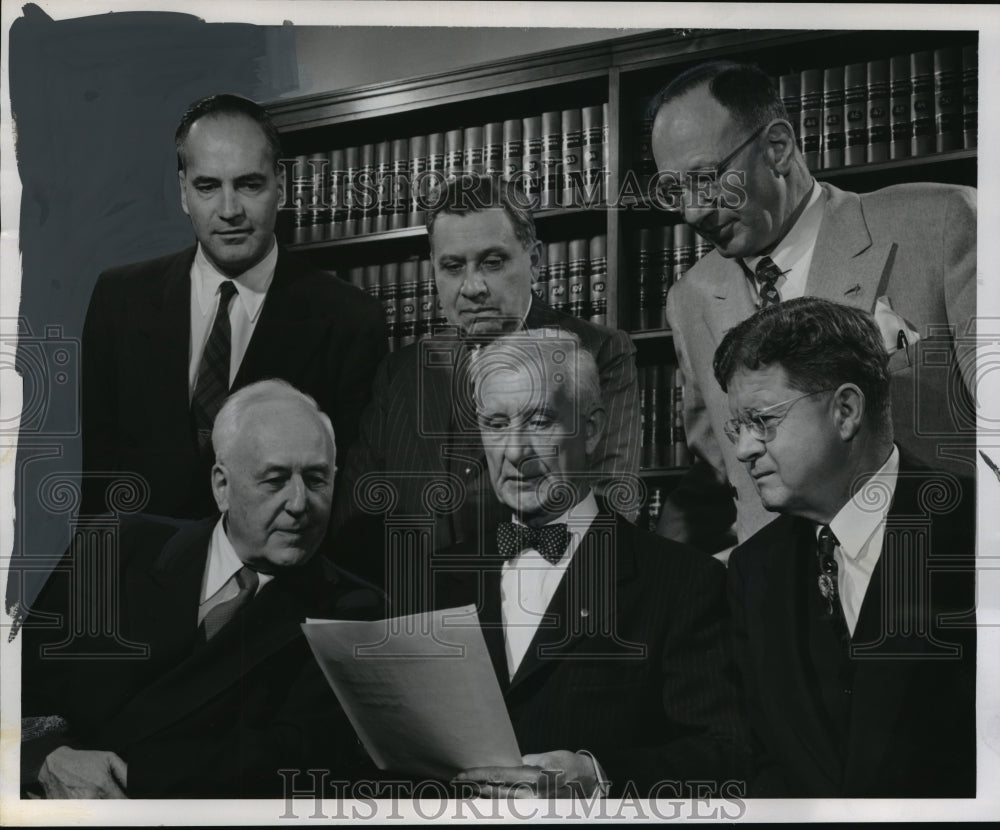 1952 Press Photo Circuit judges and attorneys conferred at the courthouse - Historic Images