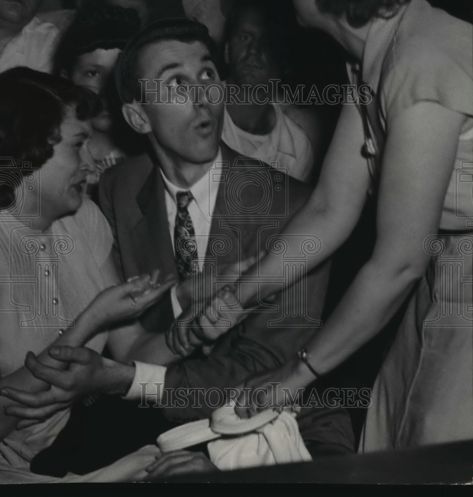 Press Photo Kay&#39;s mother comes over to comfort her, with Milton&#39;s dad - Historic Images