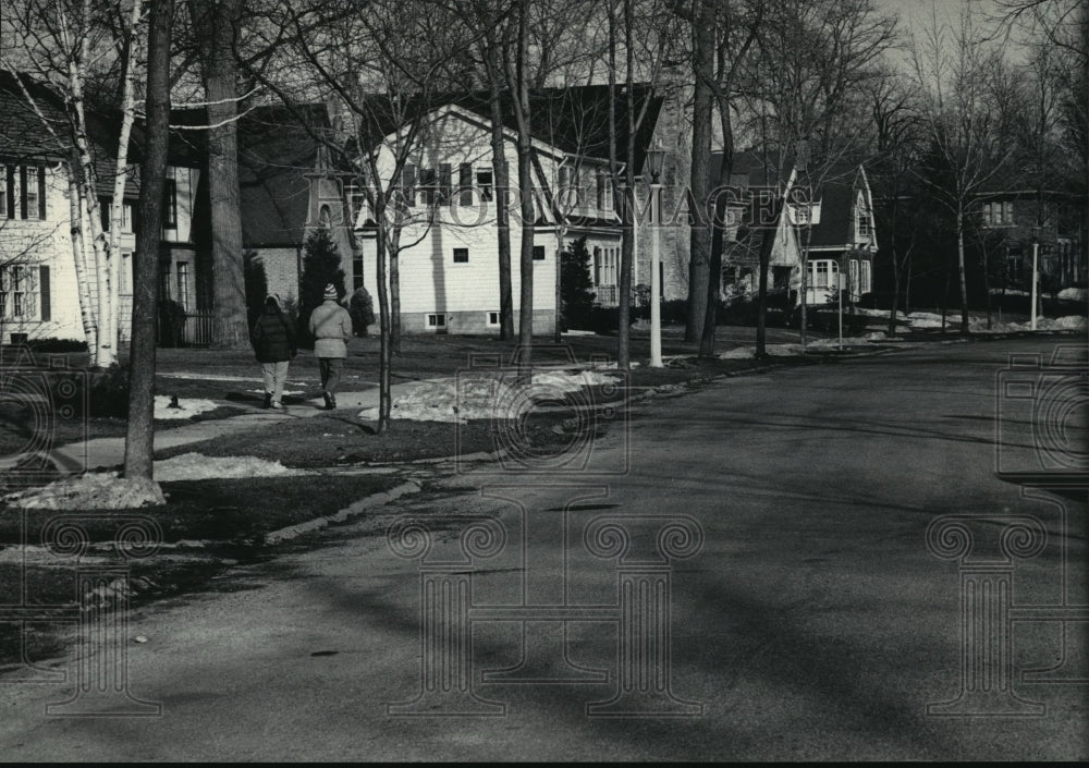 1985 Press Photo Walking along Circle Dr in Whitefish Bay, free from snow - Historic Images