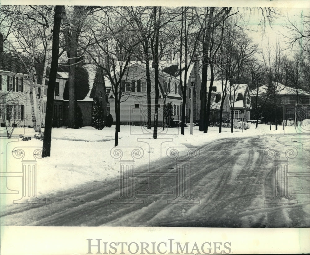 1985 Press Photo Sunday&#39;s snow left the area covered once again - mja26085 - Historic Images