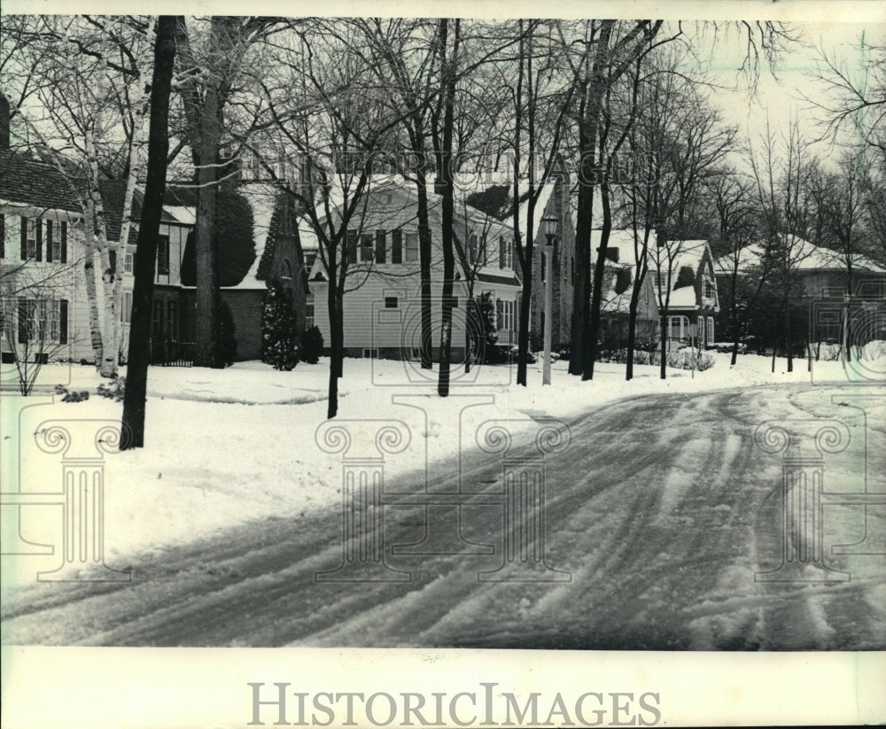 1985 Press Photo Sunday's snow left the area covered once again - mja26085 - Historic Images