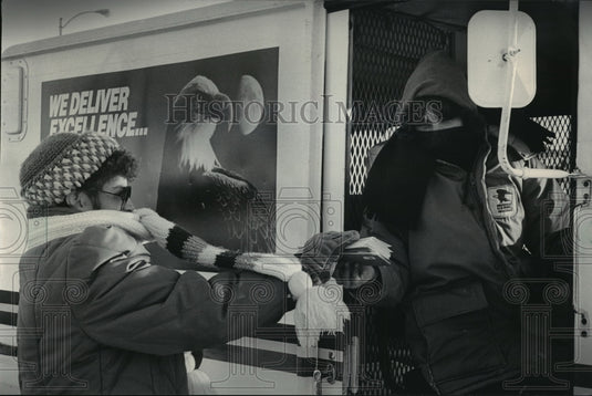 1985 Press Photo Mail carrier Judy Stankiewicz delivering despite of bad weather - Historic Images