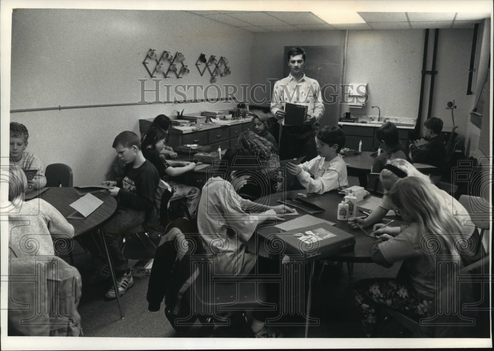 1991 Press Photo Paul Dimka and his 4th grade art class of Hewitt-Texas Elem Sch - Historic Images