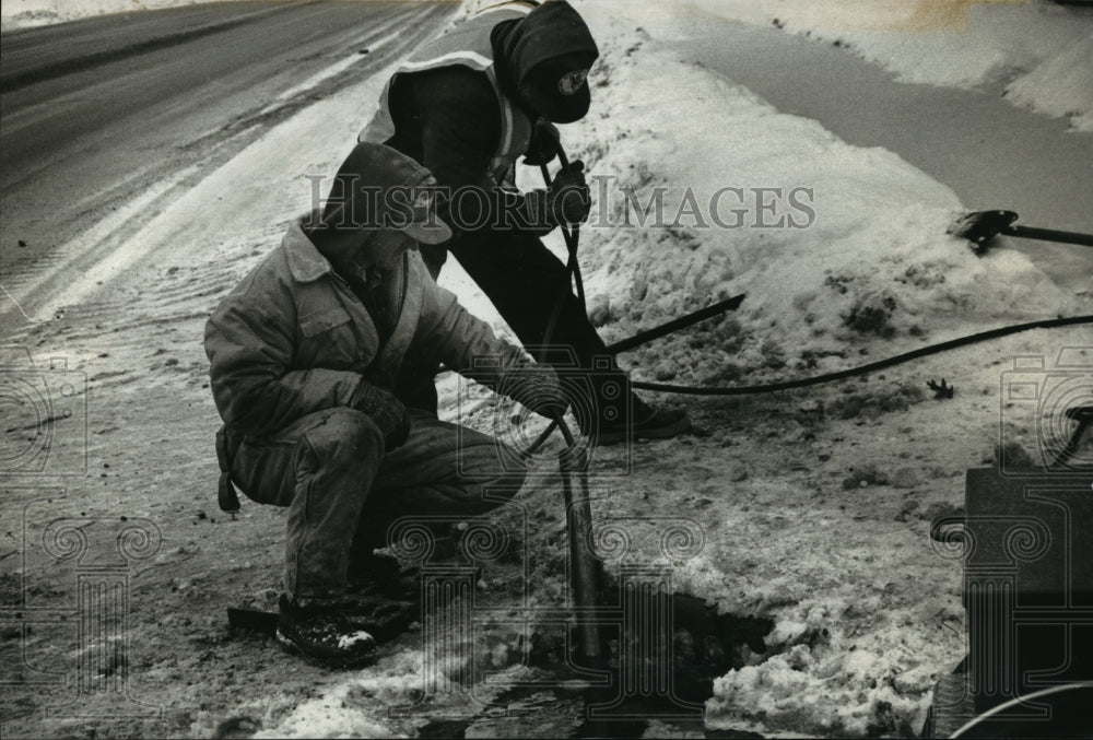 1994 Press Photo Dennis Trinrud &amp; Randy Abrahanson thaw sewer inlets at Waupaca - Historic Images