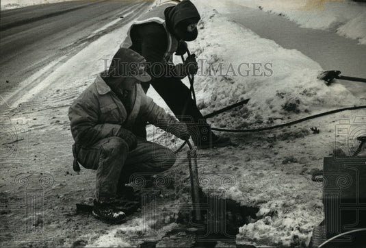 1994 Press Photo Dennis Trinrud & Randy Abrahanson thaw sewer inlets at Waupaca - Historic Images