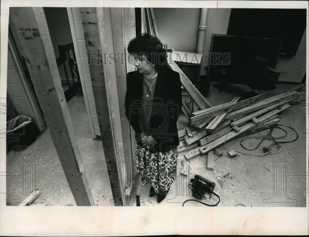 1992 Press Photo Diann Weier surveys classroom remodeling - mja26200 - Historic Images