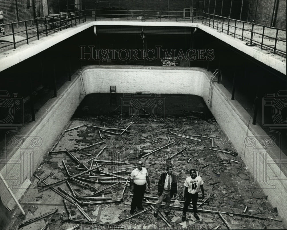 1989 Press Photo Daniel Kabat, Milton Santiago, David Weier Jr show pool decay - Historic Images