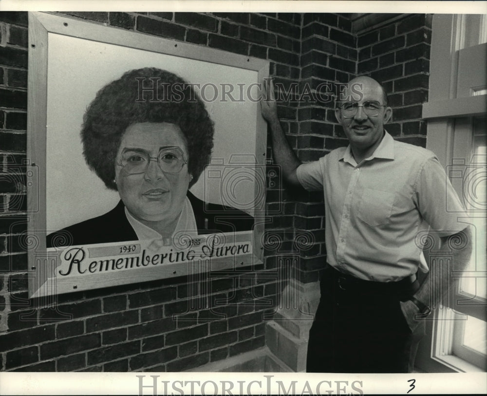 1986 Press Photo David Weier with the portrait of his slain wife, Aurora - Historic Images