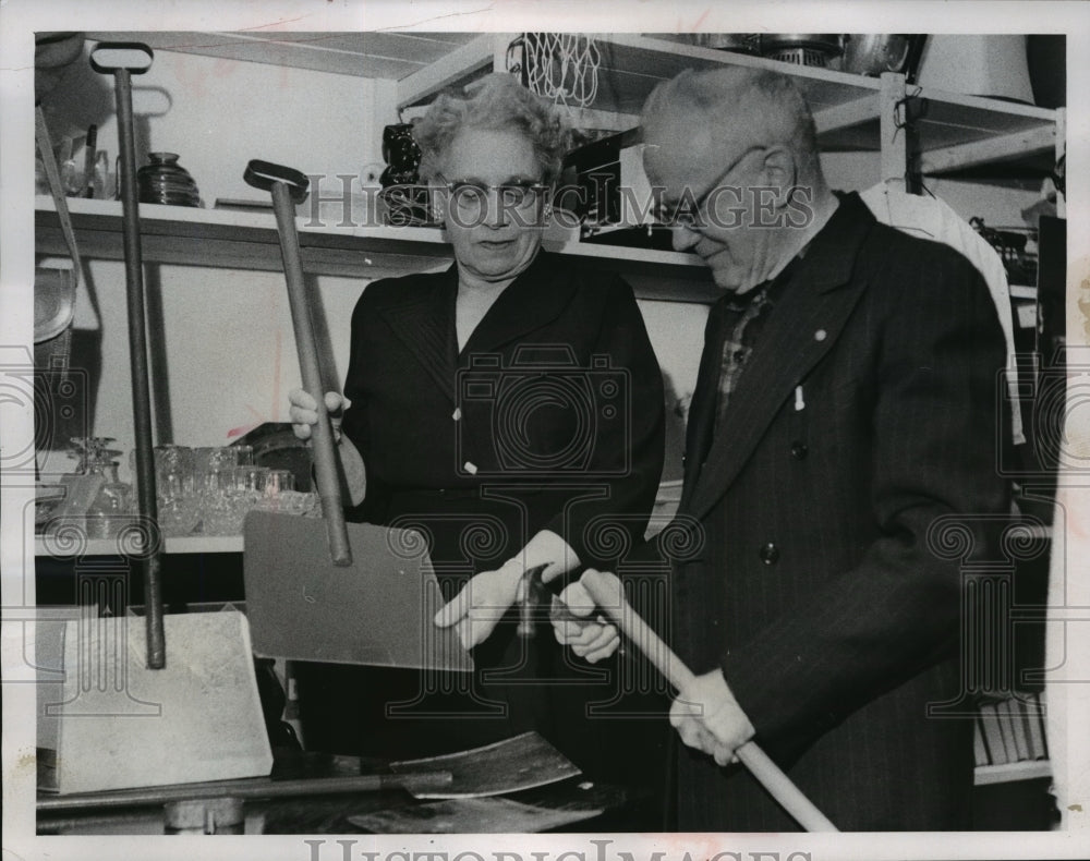 1957 Press Photo Art Melzer &amp; Mrs. Melzer enjoying project at The Wagon Wheel - Historic Images