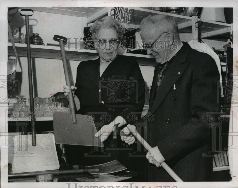 1957 Press Photo Art Melzer & Mrs. Melzer enjoying project at The Wagon Wheel - Historic Images