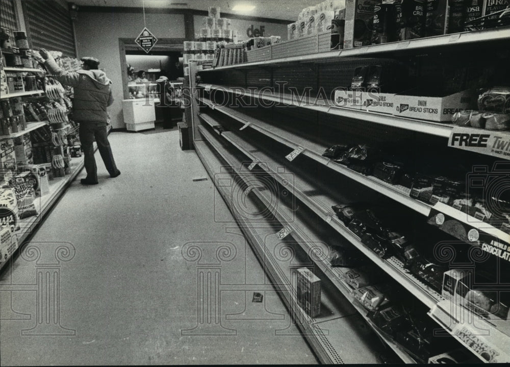 1982 Press Photo Empty shelves at Red Owl Store in Hartbrook Shopping Center - Historic Images