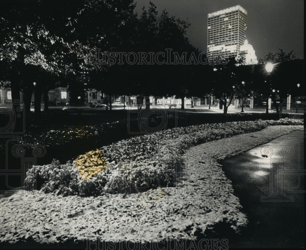 1992 Press Photo Grass dusted with snow at Cathedral Square in Milwaukee - Historic Images
