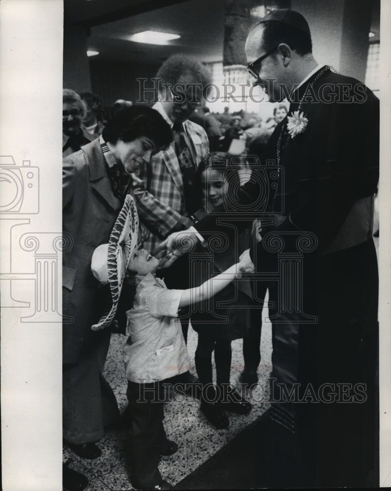 1977 Press Photo Archbishop Rembert Weakland at a reception in Racine-Historic Images