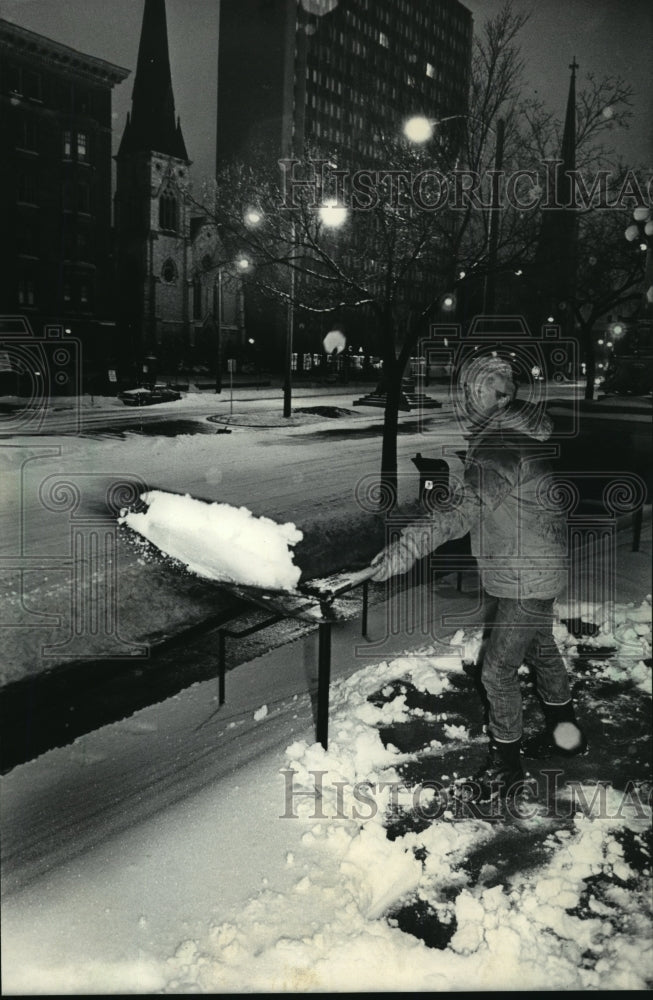 1985 Press Photo Steve Kaczecka Shovels Snow from Milwaukee Public Library Steps - Historic Images