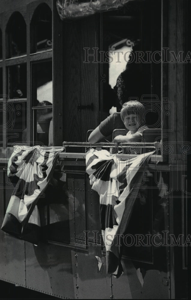 1984 Press Photo Four Year Old Clint Kunze on the Downtown Shuttle Bus - Historic Images