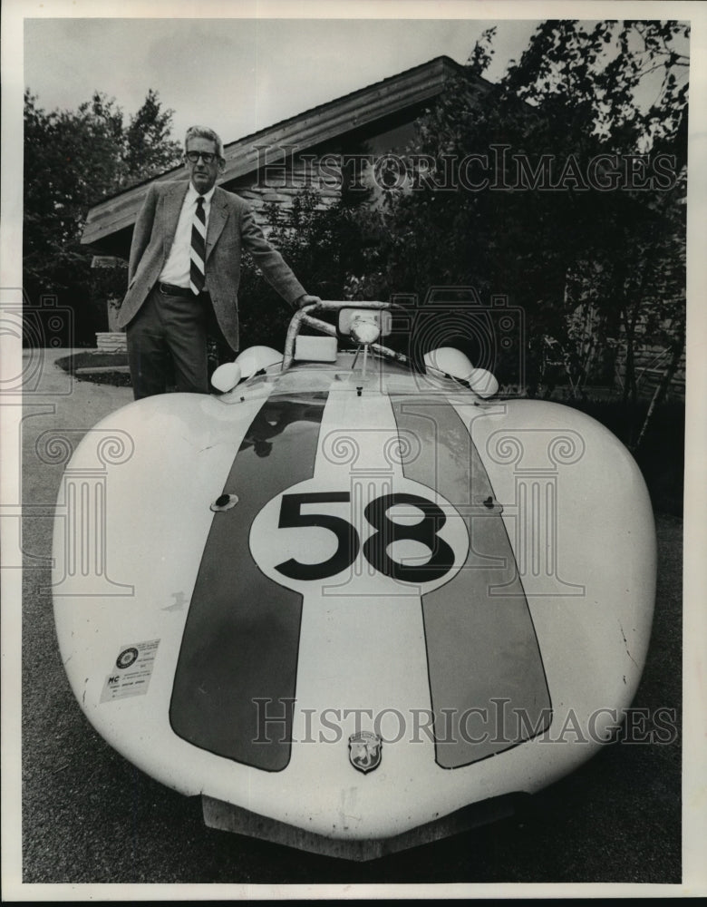 1975 Press Photo Great Lakes Finebuck Company President Next To His Bobsie SR3 - Historic Images