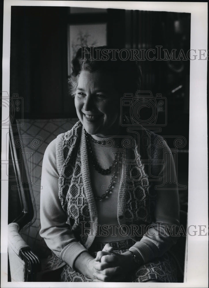 1971 Press Photo Mrs. John C. Weaver, wife of University of Wisconsin president - Historic Images