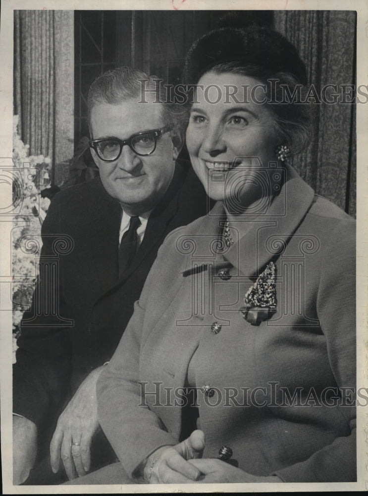 1966 Press Photo Mr. and Mrs. John Weaver - mja26636 - Historic Images