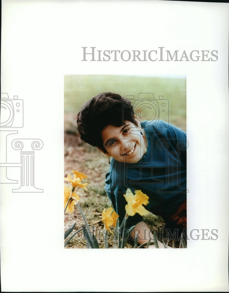 Press Photo Kelly Weil, author, dead of bone cancer. Portrait with daffodils - Historic Images