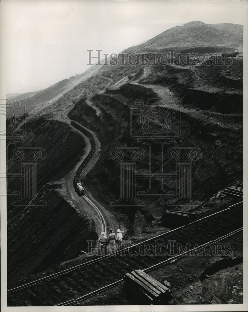 1957 Press Photo Train Transporting Ore in Cerro Boilvar in Venezuela-Historic Images