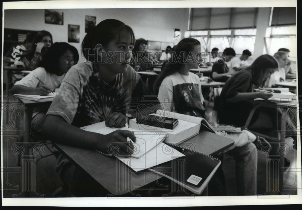 1984 Press Photo Carla Colque- advance math class at Waukesha South High School - Historic Images