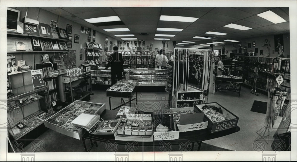 1990 Press Photo Fan Appreciation Store in Downtown Waukesha - Historic Images