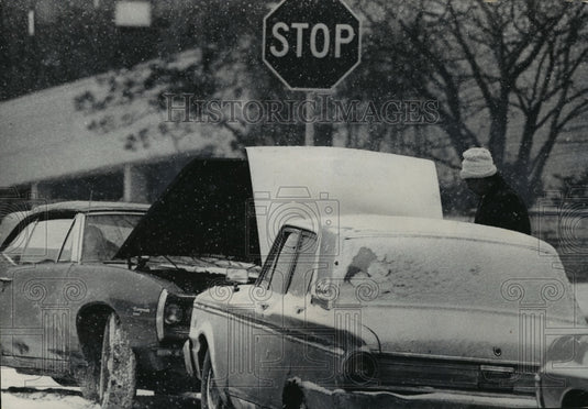 1977 Press Photo Cars need help starting in the cold on E. Marshall St.-Historic Images