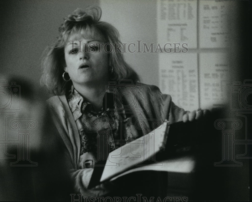 1994 Press Photo Diana Susen gives volunteers some tips on leading tours - Historic Images