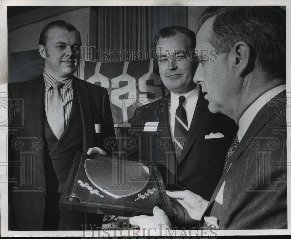 1970 Press Photo James L. Ketelsen, R. Brandt and Paul Hasset at award dinner-Historic Images