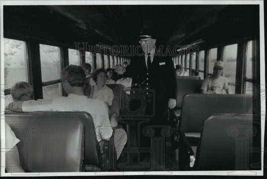 1990 Press Photo Thomas Bullock answers questions and points out landmarks - Historic Images