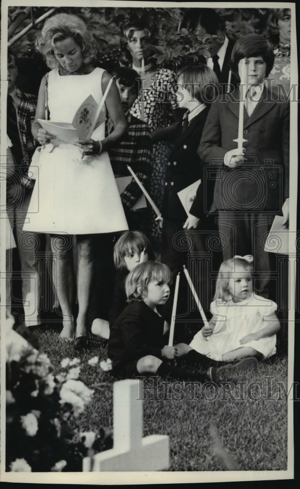 1971 Press Photo Ethel Kennedy and family during memorial mass for R. Kennedy-Historic Images