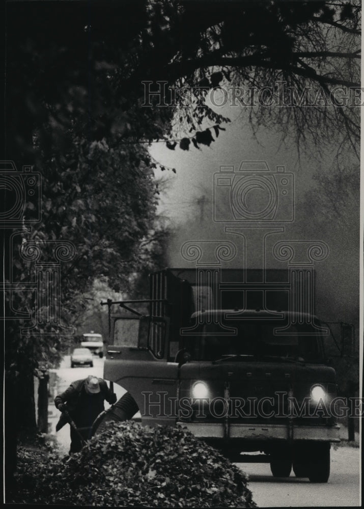 1993 Press Photo Wauwatosa Street Department worker Jack Slade collects leaves - Historic Images