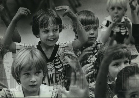 1982 Press Photo David joined other students in singing and acting out a song - Historic Images