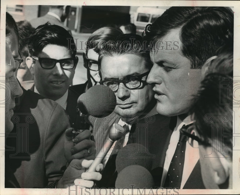 1966 Press Photo Sen. Edward M. Kennedy spoke to Democrats &amp; newsmen - Historic Images