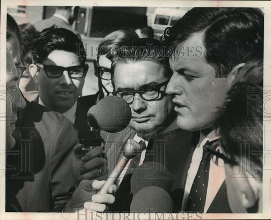 1966 Press Photo Sen. Edward M. Kennedy spoke to Democrats & newsmen - Historic Images