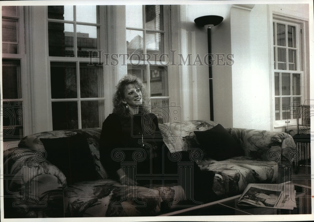 1993 Press Photo Ex-Racine district atty. Lennie Weber relaxes at her apartment - Historic Images