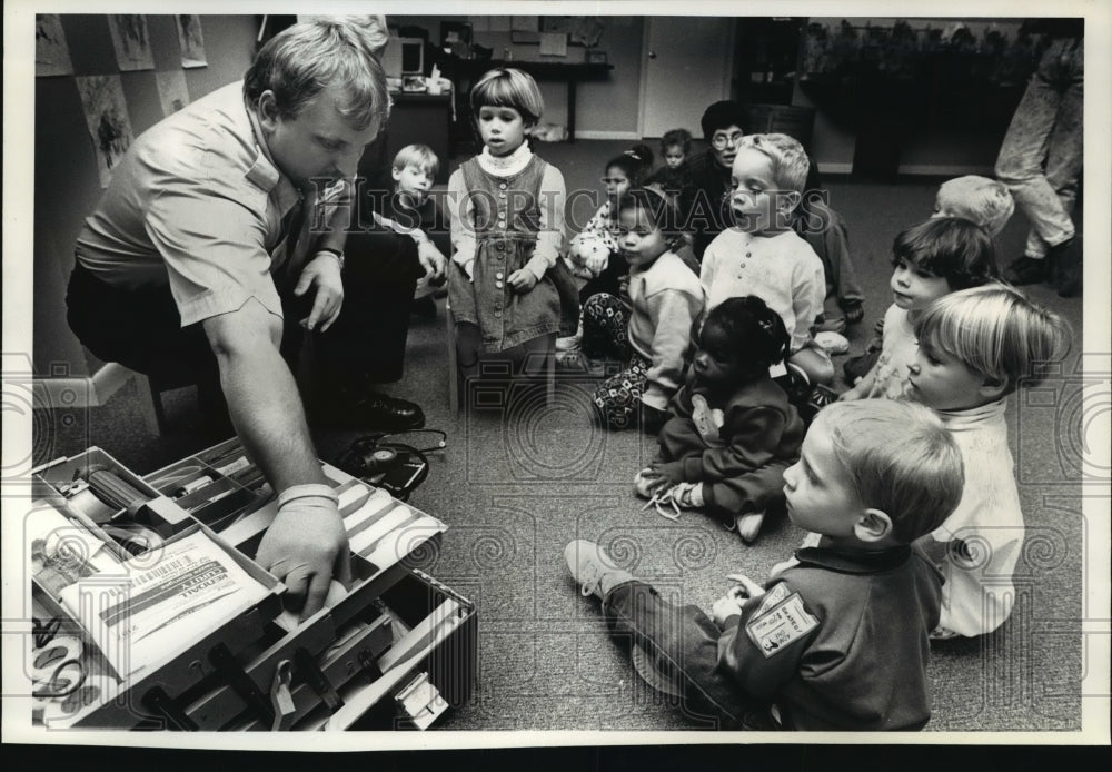 1991 Press Photo Jeff Graf describes the contents of his medical kit to children - Historic Images