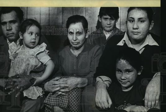 1981 Press Photo Pablo Arteaga (left), wife Guadalupe (center) with children - Historic Images