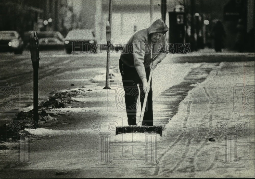 1990 Press Photo George Sawall clears a snowy path at N. Jefferson St. - Historic Images